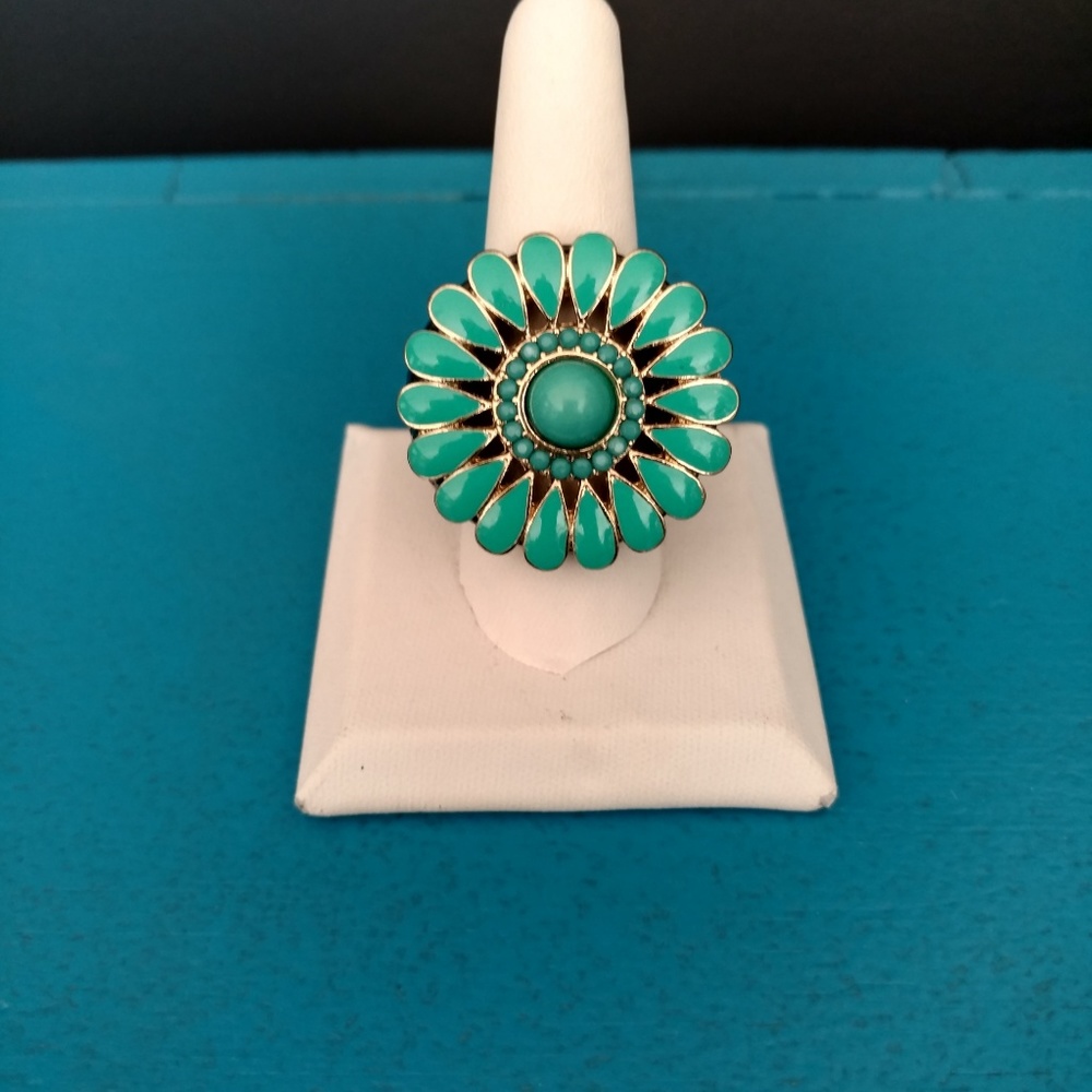 Stretch flower statement ring - Picture 2 of 6